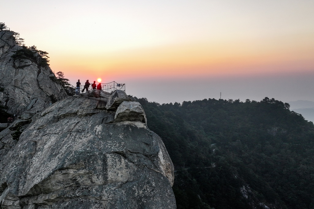 10月9日清晨，几名游客在龟峰山观日出（无人机照片）。