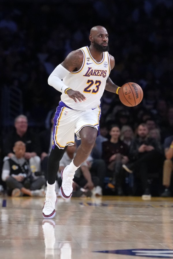 股票配资神器 詹姆斯谈绝平三分：我的队友们信任我 我很庆幸自己还能做到这些